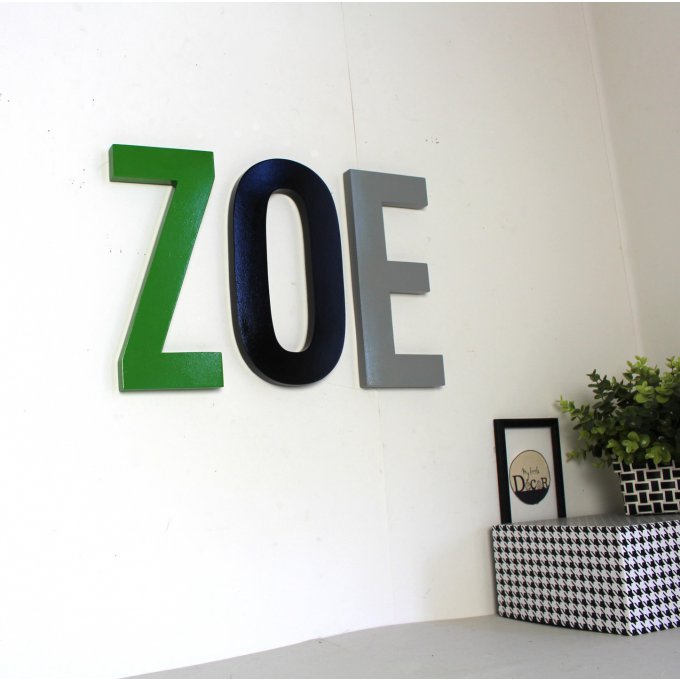 Lettres décoratives Zoé , tons noir, gris et vert.