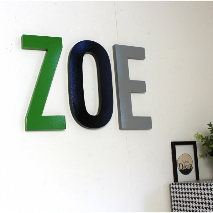 Lettres décoratives Zoé , tons noir, gris et vert.
