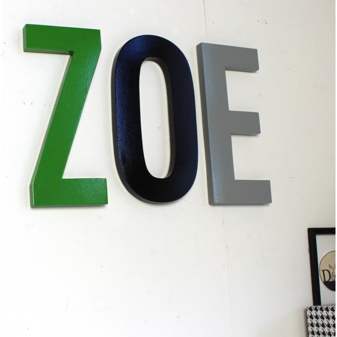 Lettres décoratives Zoé , tons noir, gris et vert.