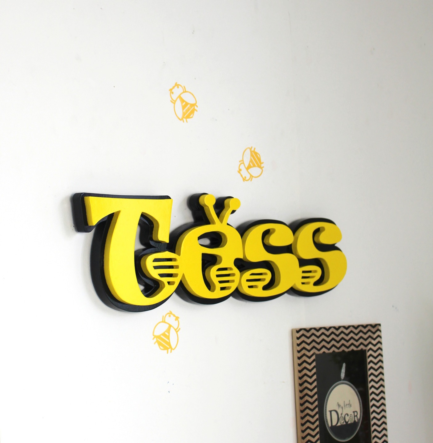 Prénom TESS thème abeille noir et jaune d'or.