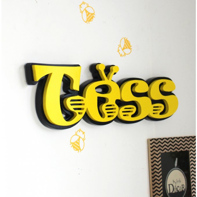 Prénom TESS thème abeille noir et jaune d'or.