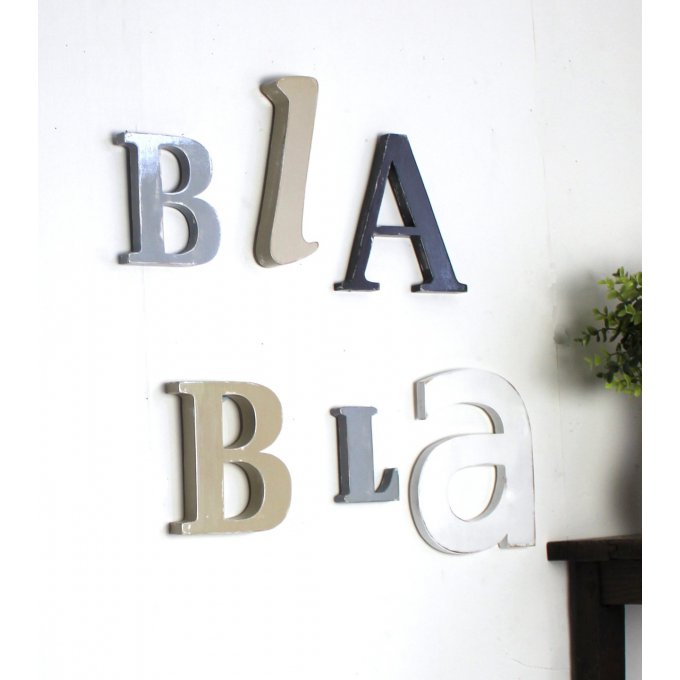 Lettres en bois " bla bla"  gris, blanc , taupe clair. 