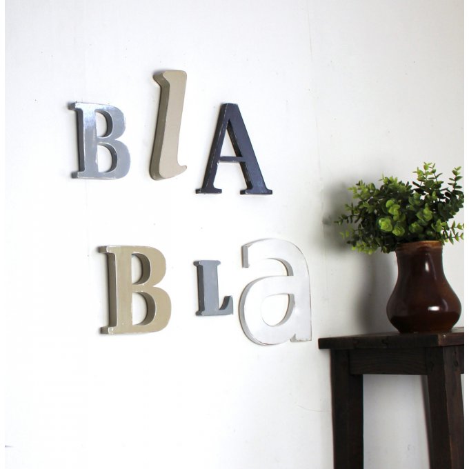 Lettres en bois " bla bla"  gris, blanc , taupe clair. 