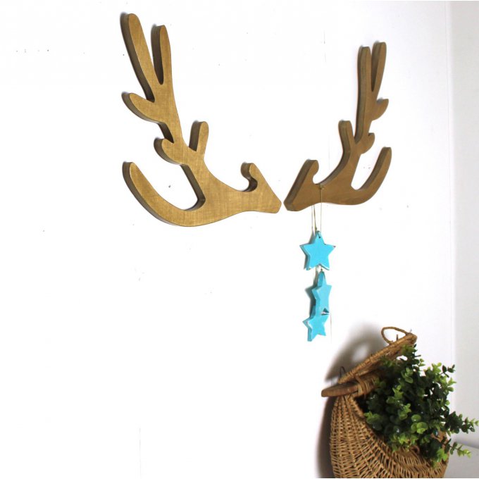trophée tête de cerf style scandinave teinté chêne clair avec ses 3 étoiles bleues