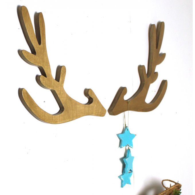 trophée tête de cerf style scandinave teinté chêne clair avec ses 3 étoiles bleues
