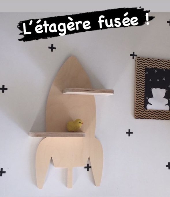 Etagère fusée en bois.   