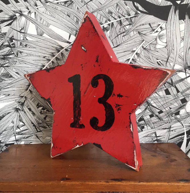 Etoile en bois n°13 patine marquée rouge et noire.