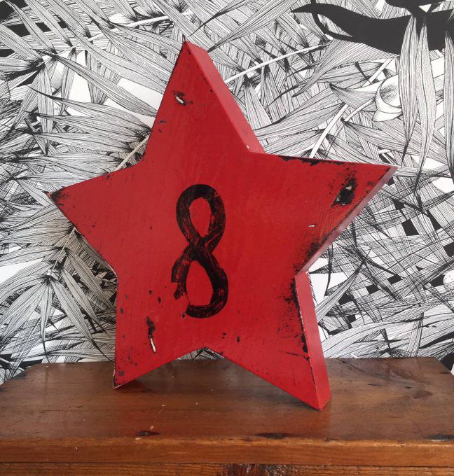 Etoile en bois n°8 patine marquée rouge et noire.