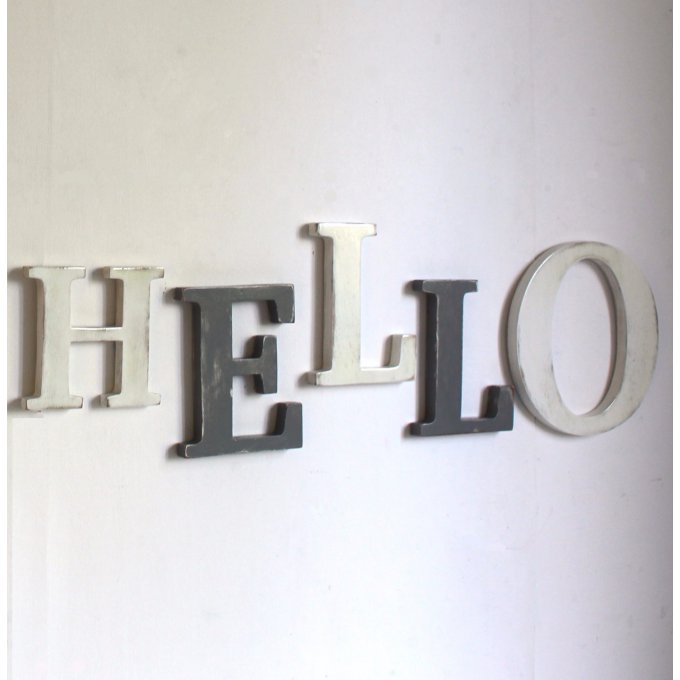 Mot en bois HELLO couleur personnalisable.
