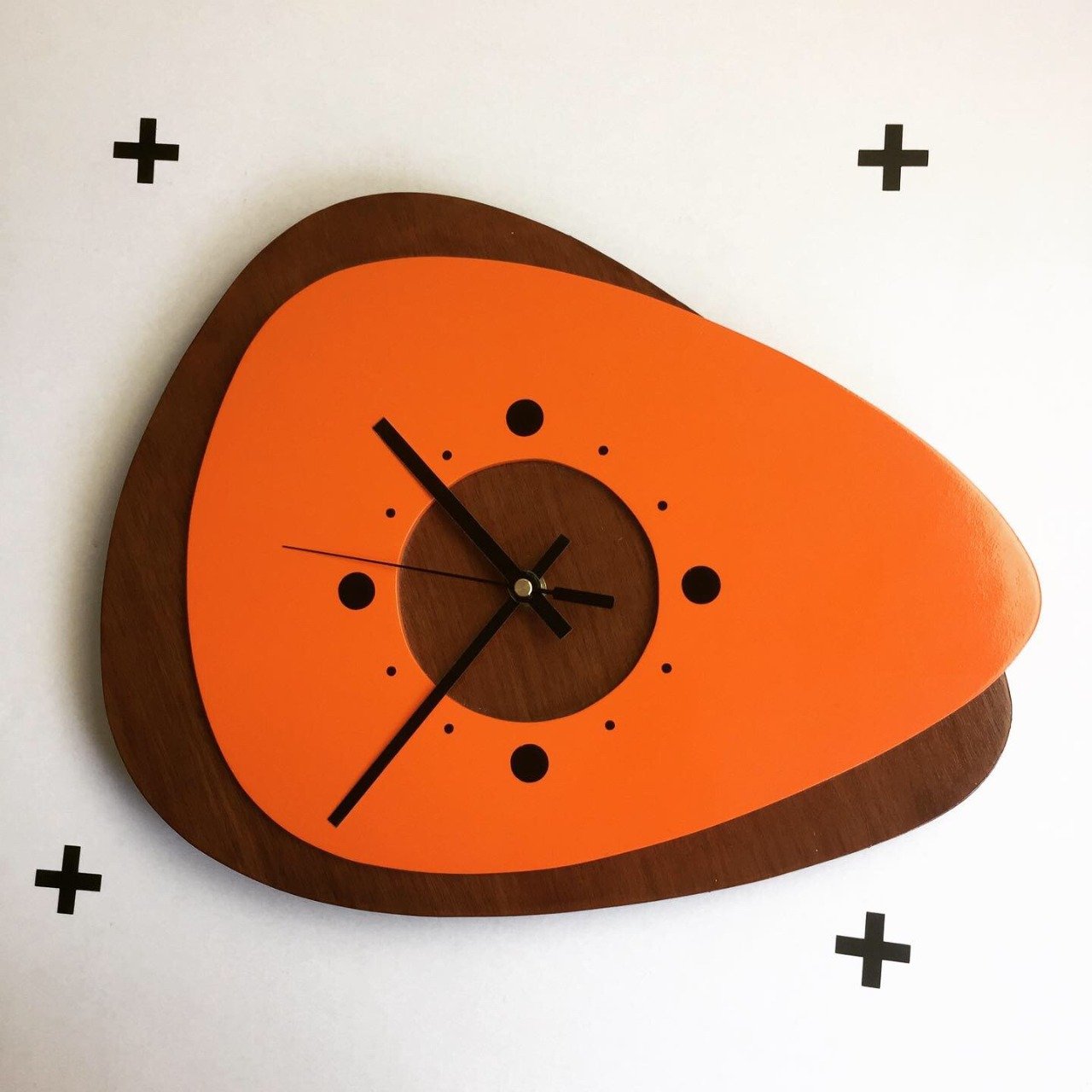 Horloge design en bois orange.
