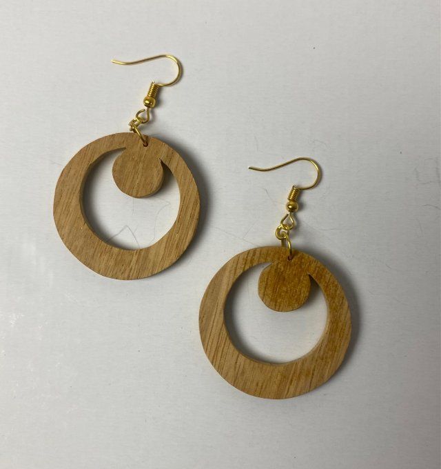Boucles d'oreilles créoles en bois de poirier chantourné.  