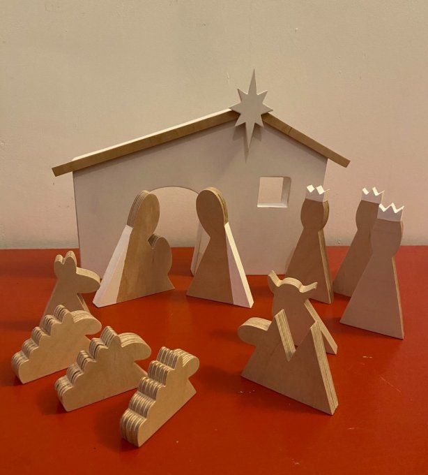 Crèche en bois naturel dans un esprit stylisé avec étable.