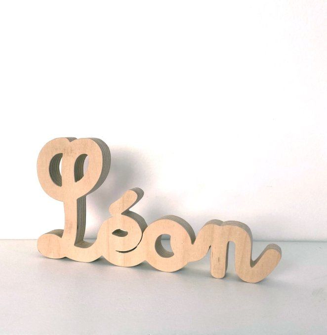 Petit prénom Léon en finition bois naturel.