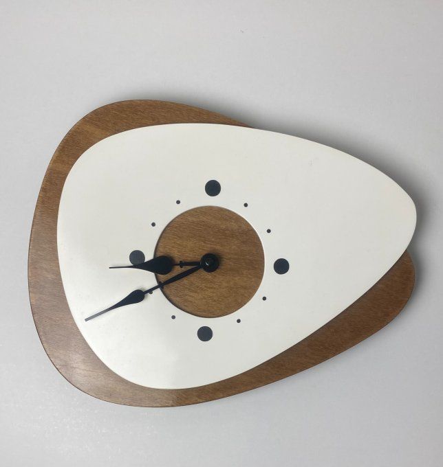 Horloge design en bois - Couleurs bois teinté et blanc.