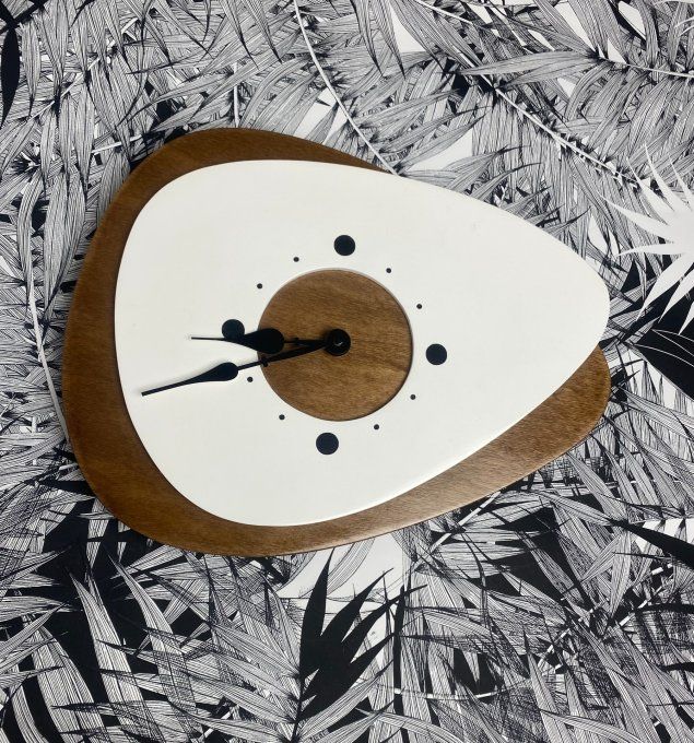 Horloge design en bois - Couleurs bois teinté et blanc.