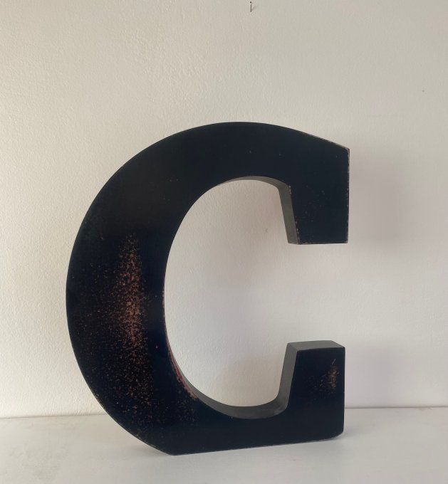 Grande lettre C à poser noiree mat patine cuivrée.