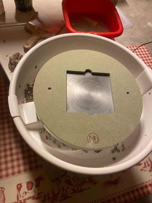 Kit rondeau de poterie en bois  percé de 35 cm de diamètre avec 10 inserts de 20 cm sur 20 cm. 