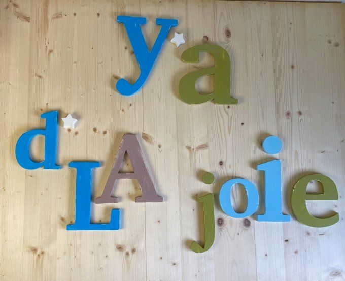 Mots géants en bois " y'a d'la joie " couleurs personnalisables. 