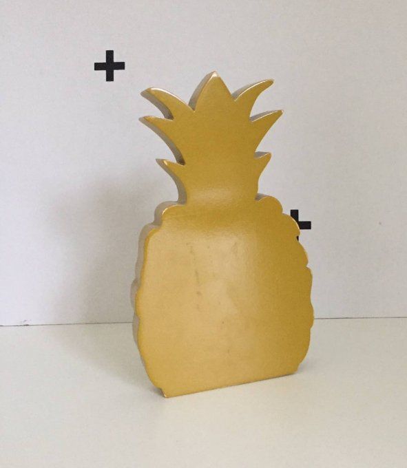 Ananas en bois couleur ocre.