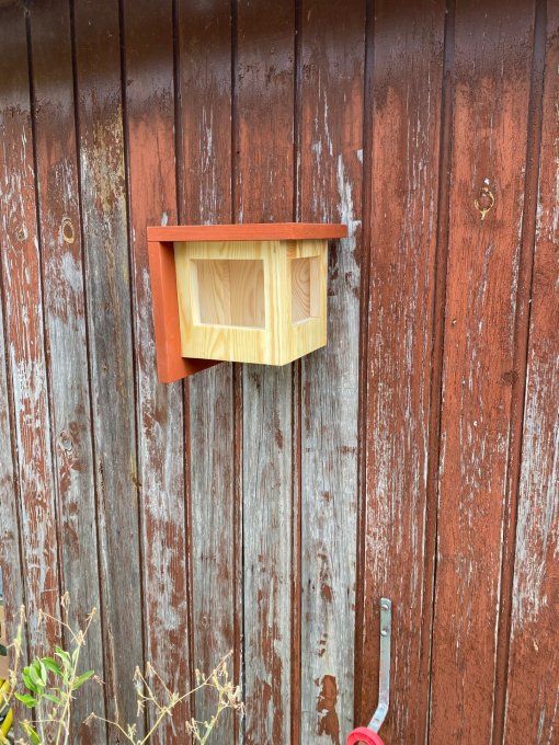 Mangeoire en bois pour oiseaux du jardin.
