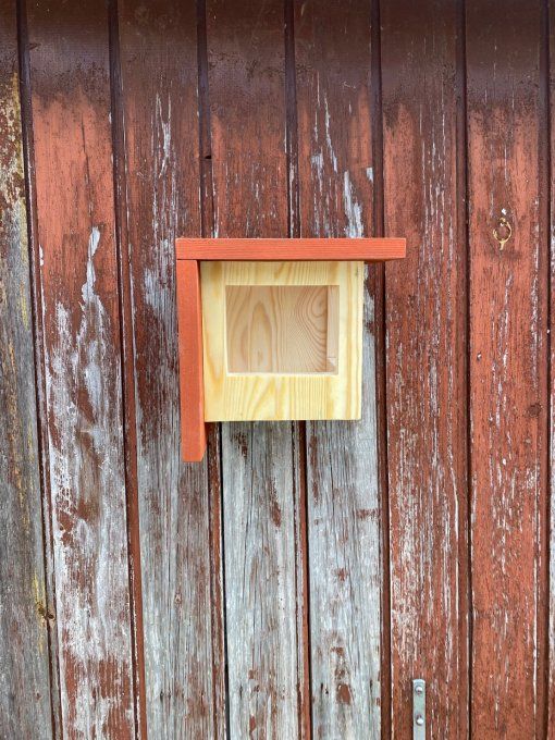 Mangeoire en bois pour oiseaux du jardin.