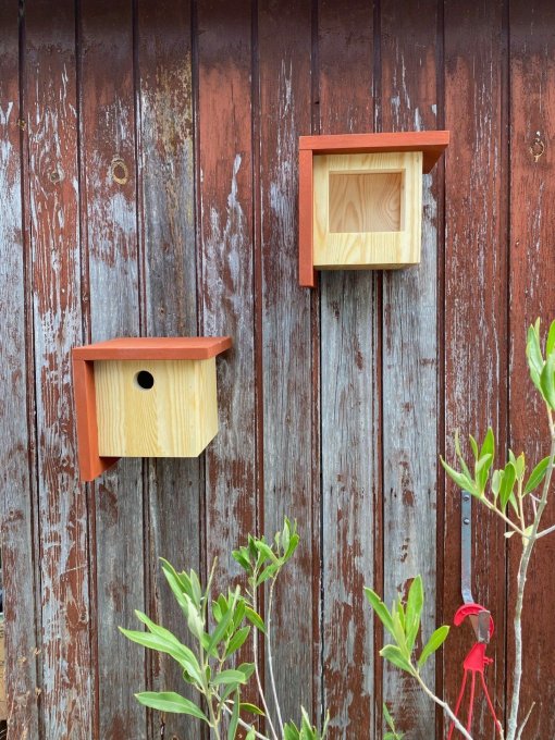 Mangeoire en bois pour oiseaux du jardin.