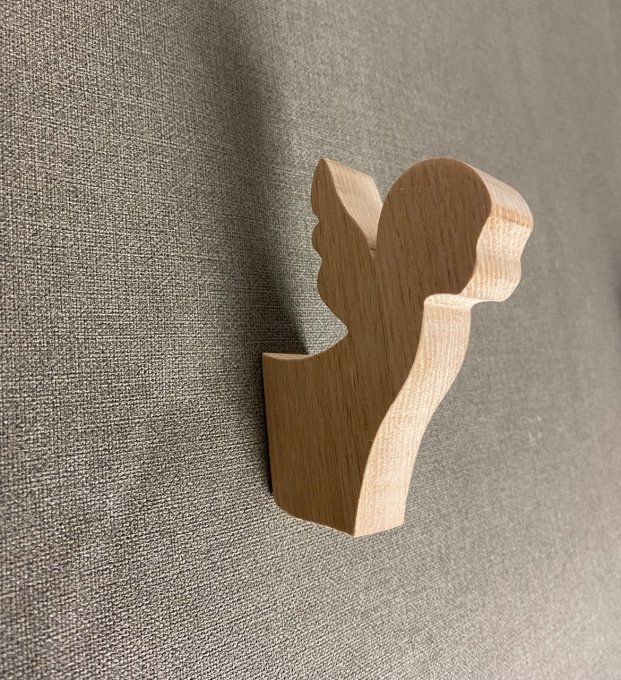 Une patère ange en bois en chêne massif.    
