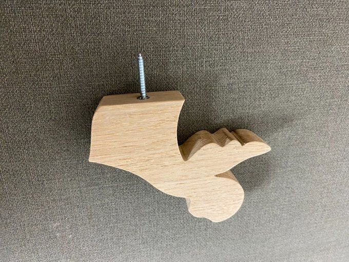 Une patère ange en bois en chêne massif.    