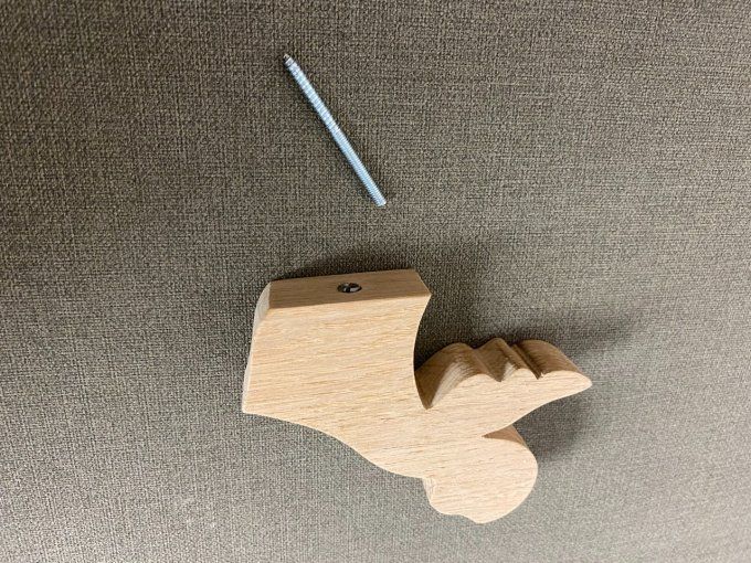 Une patère ange en bois en chêne massif.    