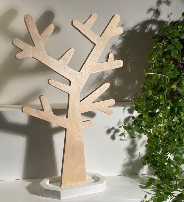 Arbre à bijoux en bois naturel.