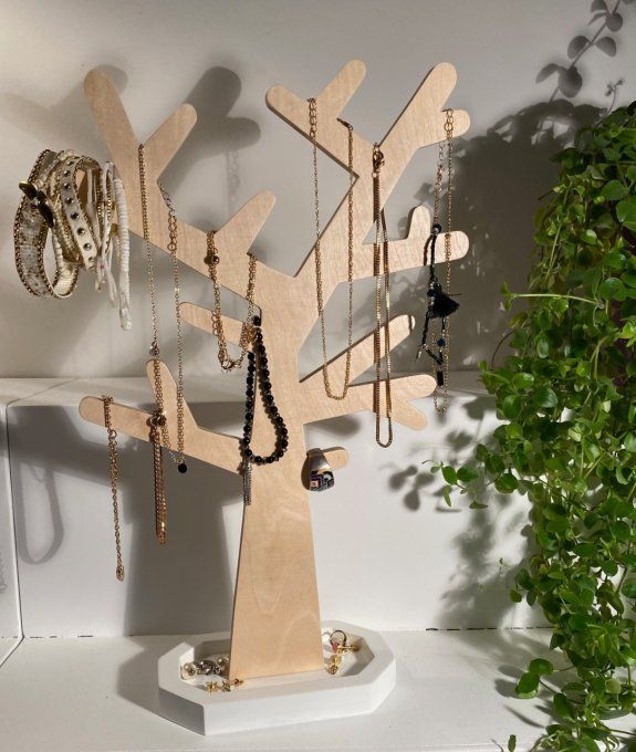 Arbre à bijoux en bois naturel.