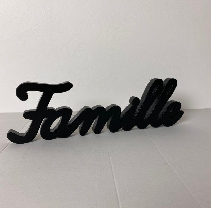 Mot en bois Famille couleur noire.