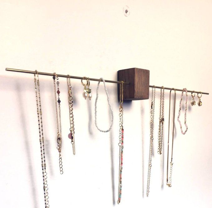 Porte-bijoux mural en bois teinté et laiton. 