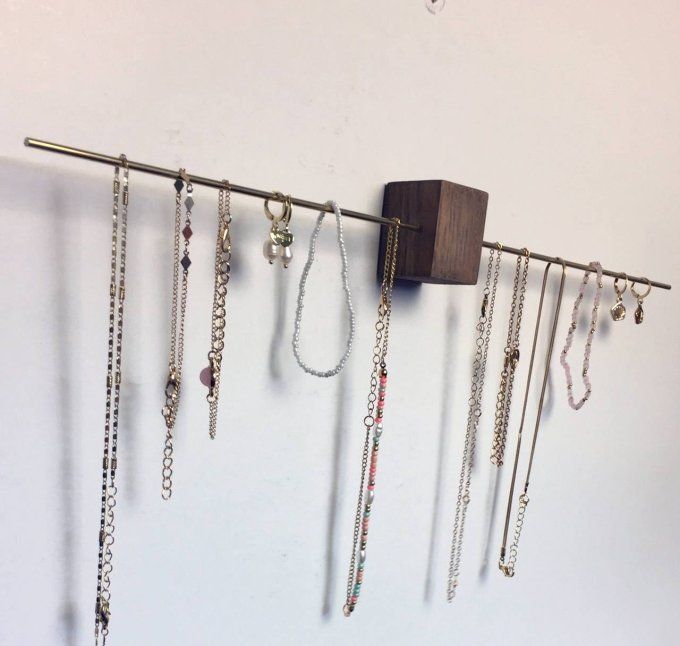 Porte-bijoux mural en bois teinté et laiton. 