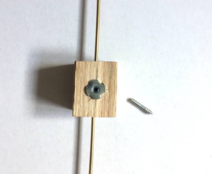Porte-bijoux mural en bois teinté et laiton. 