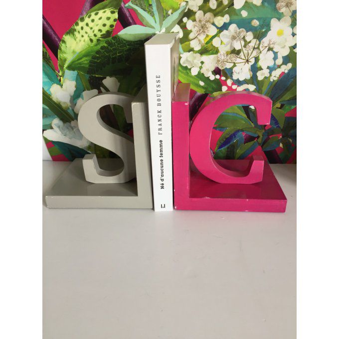 Lot de 2 serre-livres en bois taupe clair et framboise.