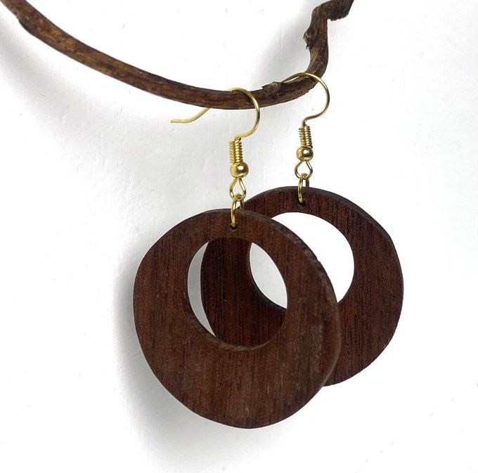 Grandes créoles en bois chantourné.
