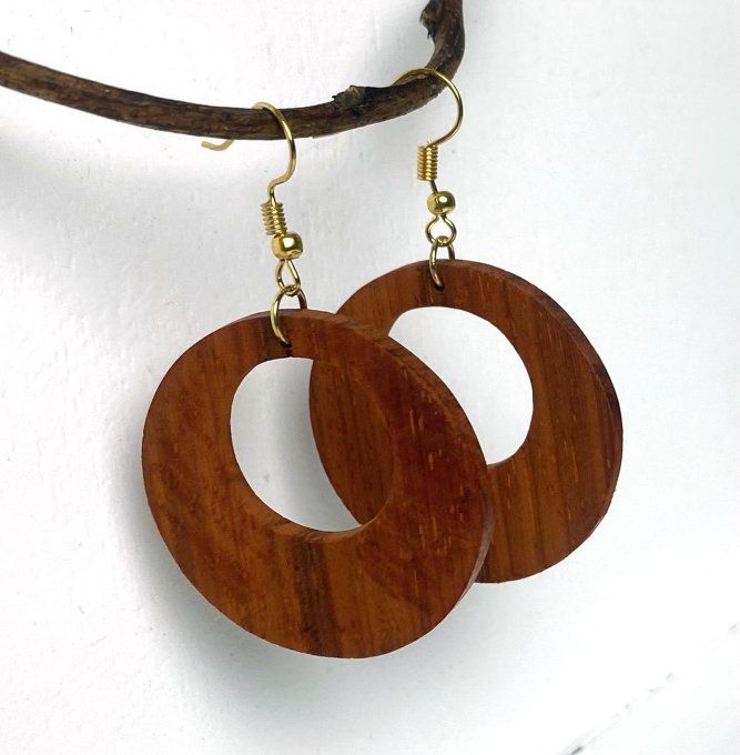 Grandes créoles en bois chantourné.