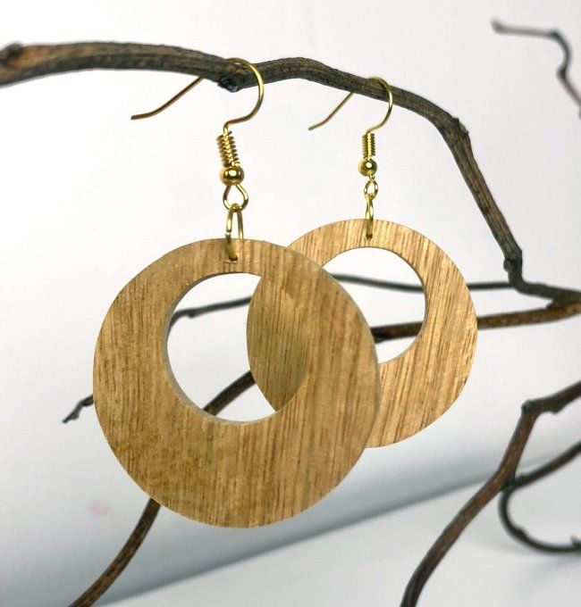 Grandes créoles en bois chantourné.