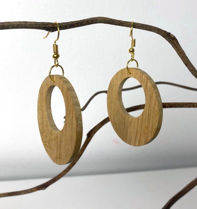Grandes créoles en bois chantourné.