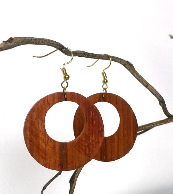 Grandes créoles en bois chantourné.