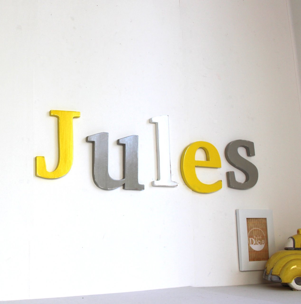 Grand prénom Jules jaune d'or, blanc ,gris taupe.