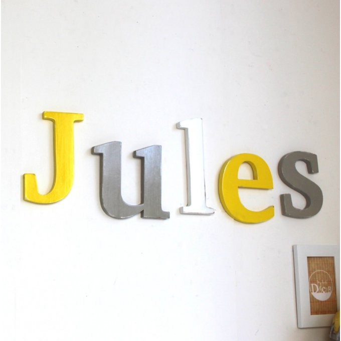 Grand prénom Jules jaune d'or, blanc ,gris taupe.