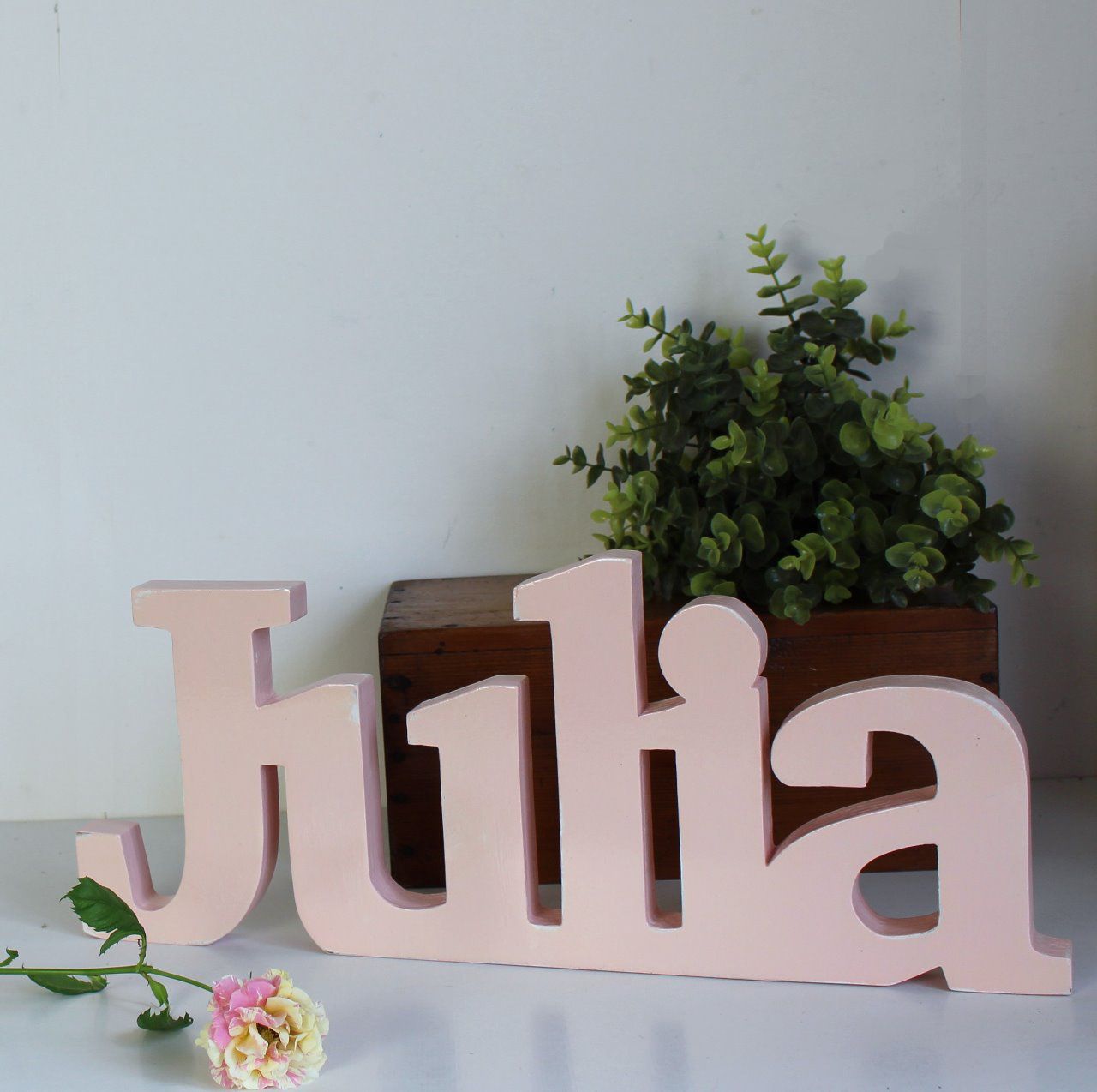 Grand prénom en bois Julia couleur personnalisable.  