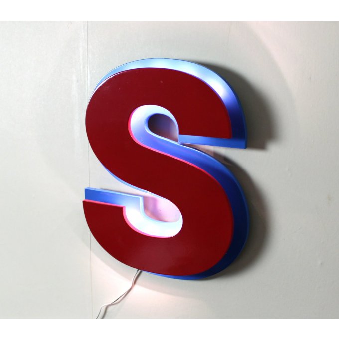 Lettre lumineuse "S" en stock bicolore effet laqué rouge et bleue.
