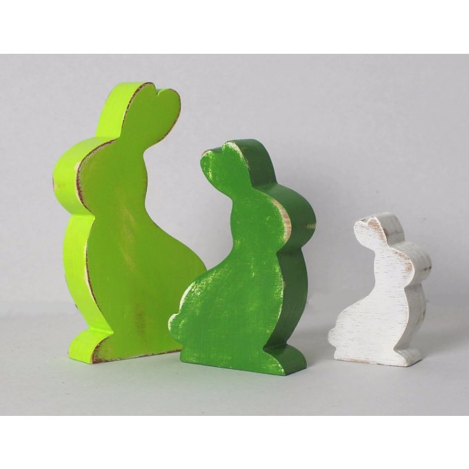 Lot de 3 lapins en bois vert anis, vert olive et blanc patinés.