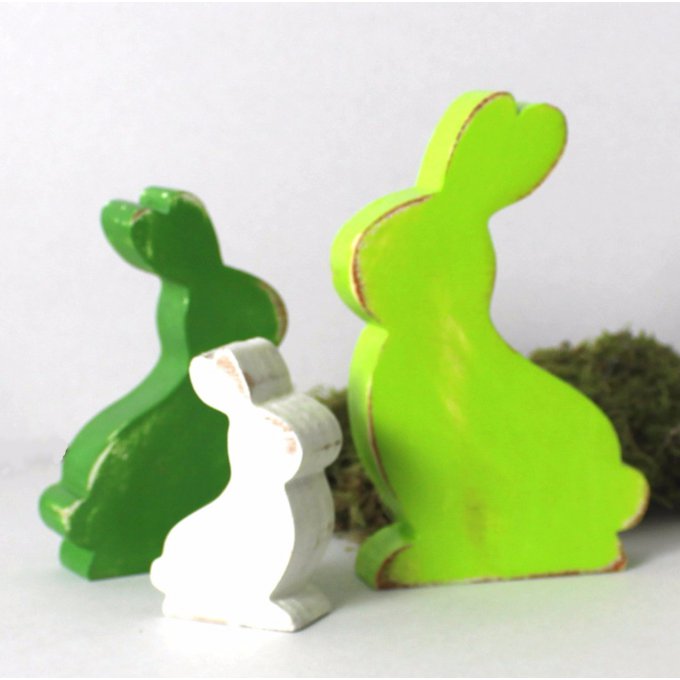 Lot de 3 lapins en bois vert anis, vert olive et blanc patinés.