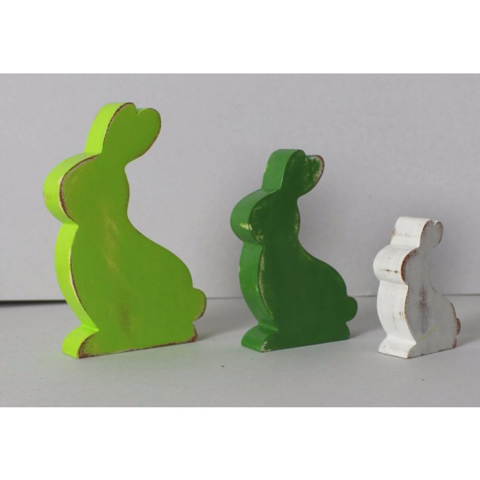 Lot de 3 lapins en bois vert anis, vert olive et blanc patinés.