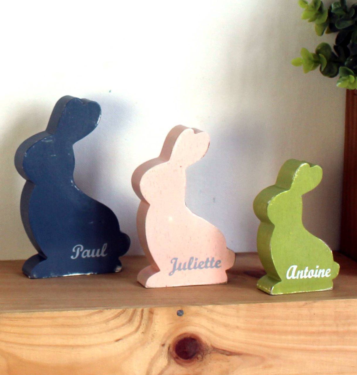 Lot de 3 lapins en bois avec prénom peint.