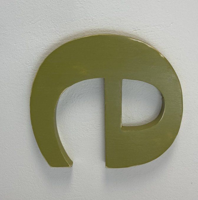 Lettre en bois à accrocher: taille et couleur personnalisables. 